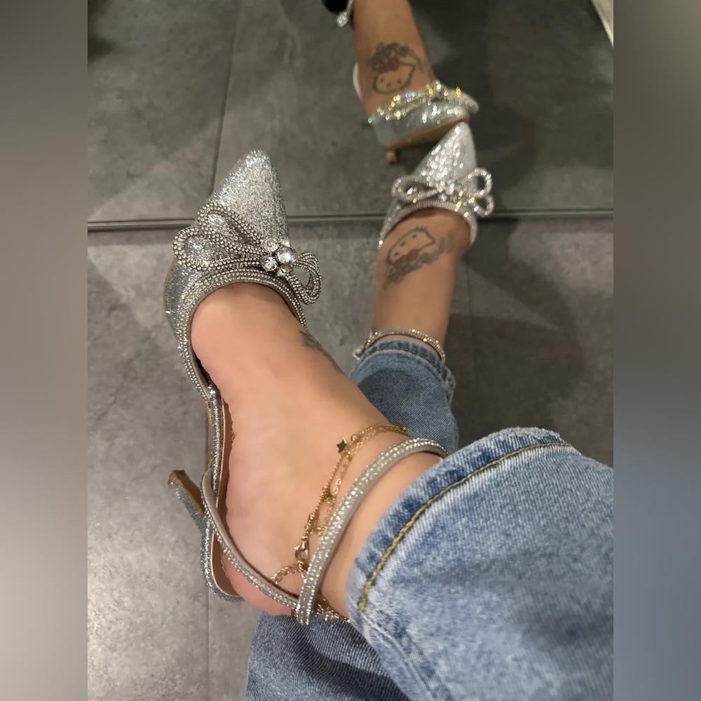 NEW! SILVER POINTY MID HEEL WITH BOW